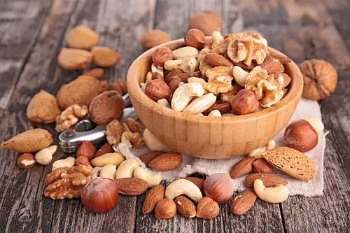 多味坚果 蔬菜沙拉 果汁 全麦面包 这些公认的 健康食物 都暗藏 杀机